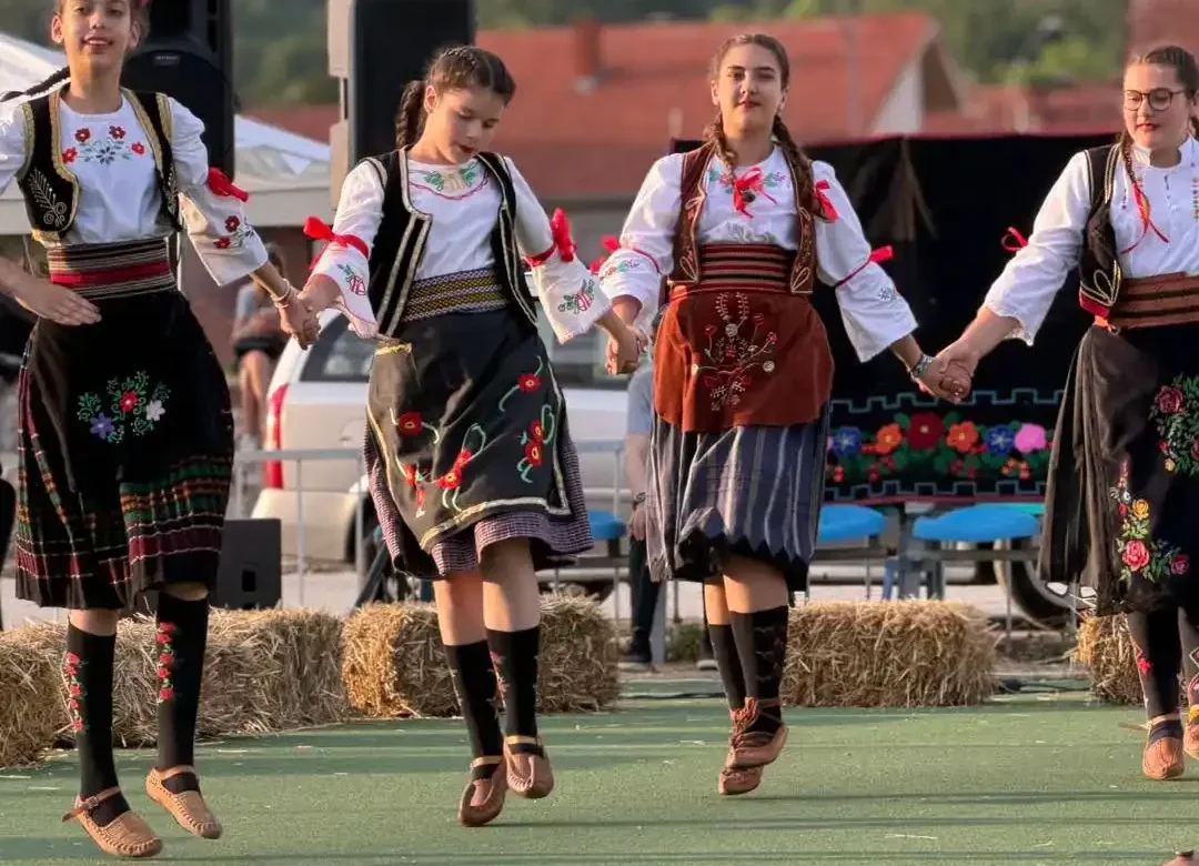 Igra kolo kraj Timoka, foto: Radio Svrljig