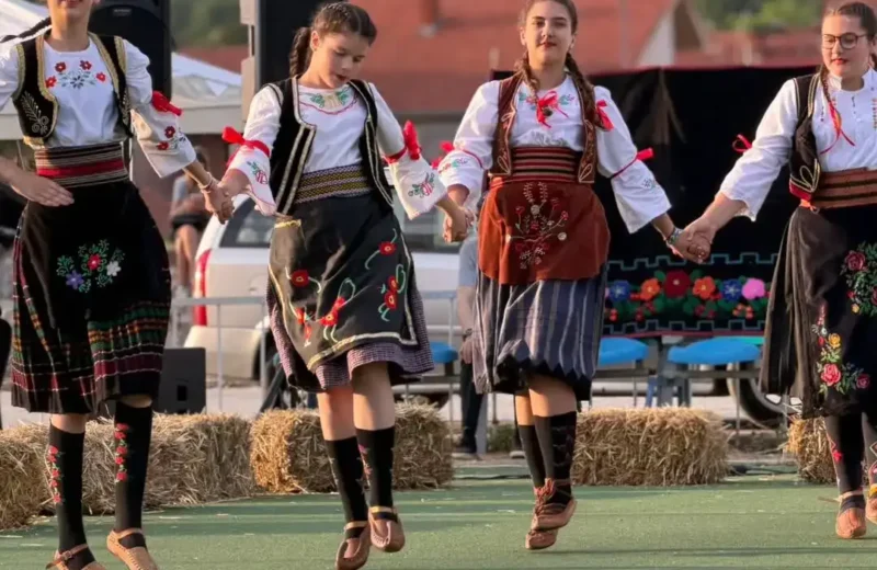 Igra kolo kraj Timoka, foto: Radio Svrljig