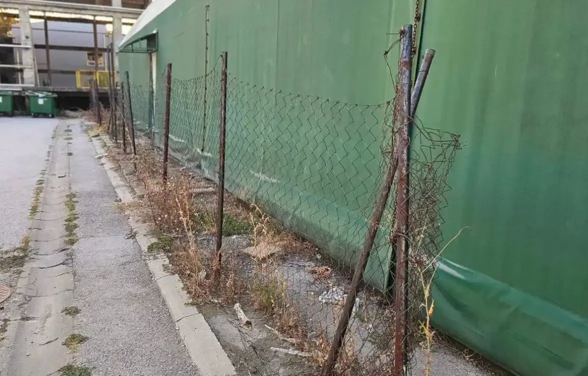 Ograda između balon sale i Osnovne škole, foto: D.M.